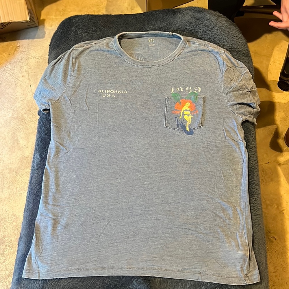 Men’s Gap distressed T-shirt
